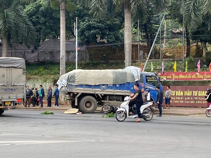 Video va chạm giao thông tại ngã ba, 1 người tử vong dưới gầm xe tải- Ảnh 2. Video va chạm giao thông tại ngã ba, 1 người tử vong dưới gầm xe tải- Ảnh 2.