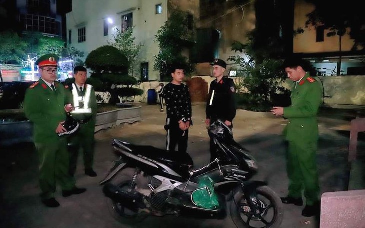 Thông chốt nồng độ cồn, nam thanh niên điều khiển xe máy đâm vào thiếu tá CSGT