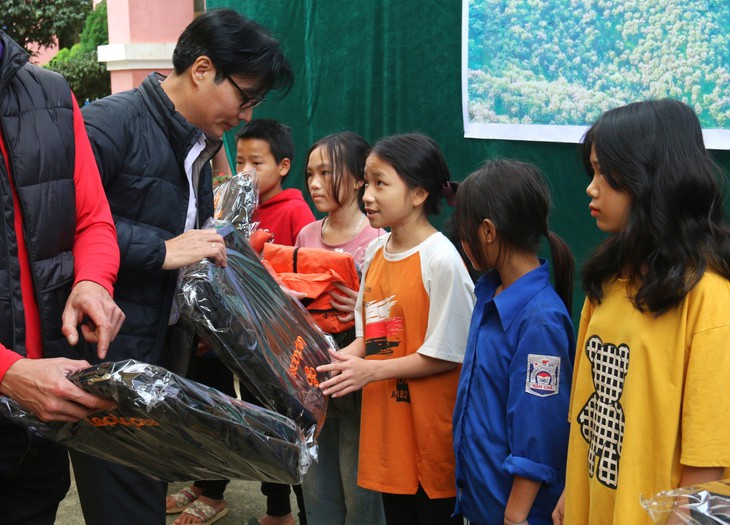 Học sinh dân tộc ở Nậm Nhùn đón Xuân sớm với 'Tết ấm vùng cao'- Ảnh 7. Học sinh dân tộc ở Nậm Nhùn đón Xuân sớm với 'Tết ấm vùng cao'- Ảnh 7.