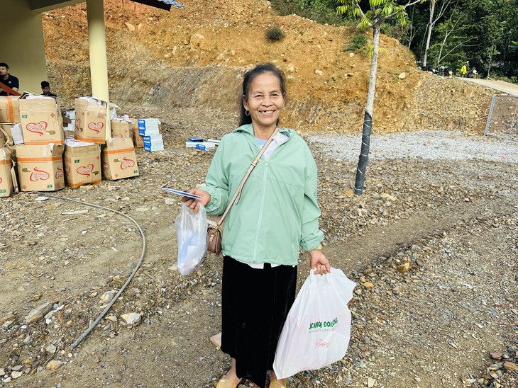 Người dân huyện Nậm Nhùn, Lai Châu phấn khởi vì được tặng quà, thăm khám sức khỏe miễn phí- Ảnh 18. Người dân huyện Nậm Nhùn, Lai Châu phấn khởi vì được tặng quà, thăm khám sức khỏe miễn phí- Ảnh 18.