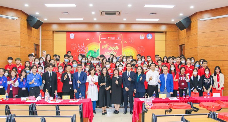 400 vé xe và quà Tết trao tặng sinh viên Y dược có hoàn cảnh khó khăn- Ảnh 1.