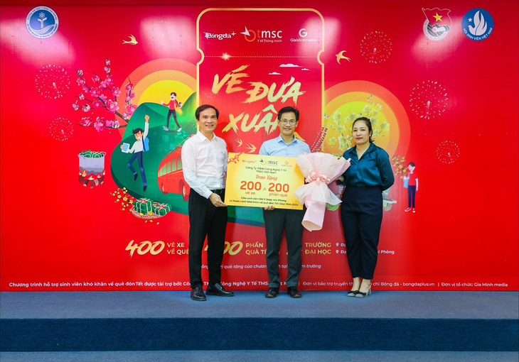 400 vé xe và quà Tết trao tặng sinh viên Y dược có hoàn cảnh khó khăn- Ảnh 2.