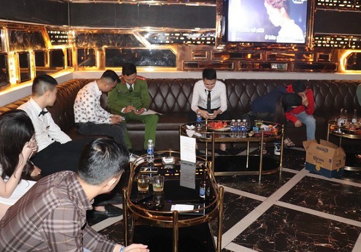 Phát hiện 4 đối tượng sử dụng ma tuý trong quán karaoke không phép- Ảnh 1.