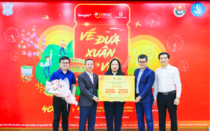 400 vé xe và quà Tết trao tặng sinh viên Y dược có hoàn cảnh khó khăn