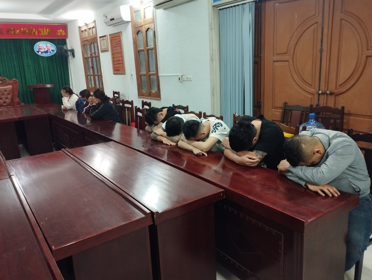 12 nam nữ 'bay lắc' trong tiếng nhạc mạnh tại quán karaoke- Ảnh 2.