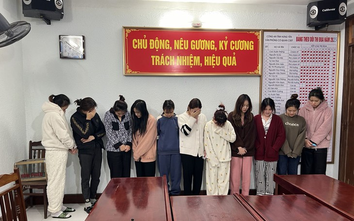 12 nam nữ "bay lắc" trong quán karaoke ở thôn quê