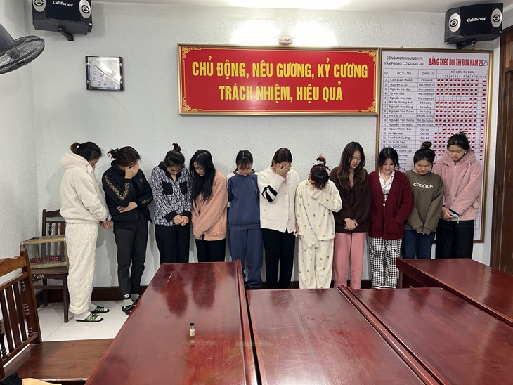 12 nam nữ 'bay lắc' trong tiếng nhạc mạnh tại quán karaoke- Ảnh 1.