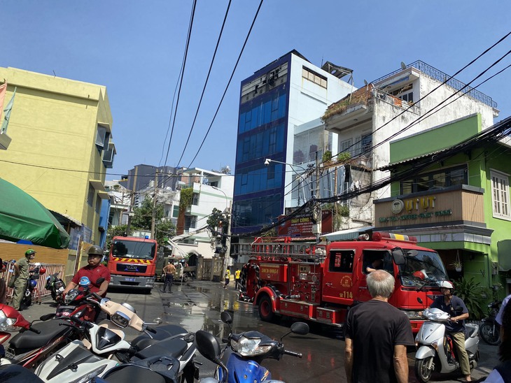 TPHCM: Cháy công ty vàng bạc đá quý, cột khói bốc cao hàng chục mét, nhân viên hoảng hốt tháo chạy- Ảnh 2.