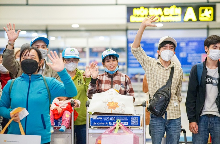 Hàng không tặng vé máy bay miễn phí cho người lao động về quê ăn Tết- Ảnh 1.