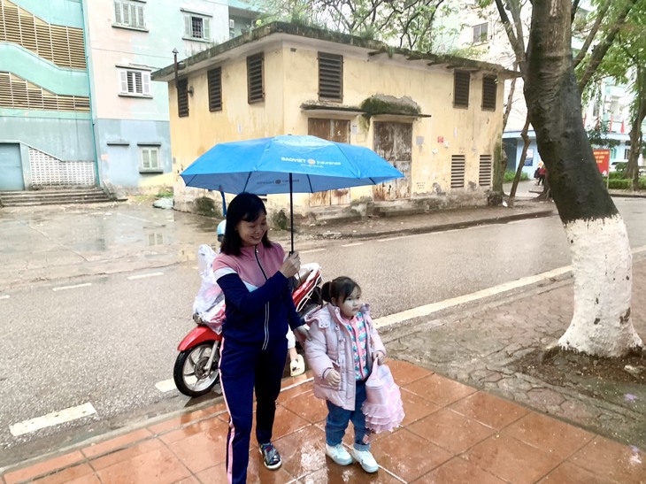 Trường học chống rét cho học sinh thế nào?- Ảnh 1.