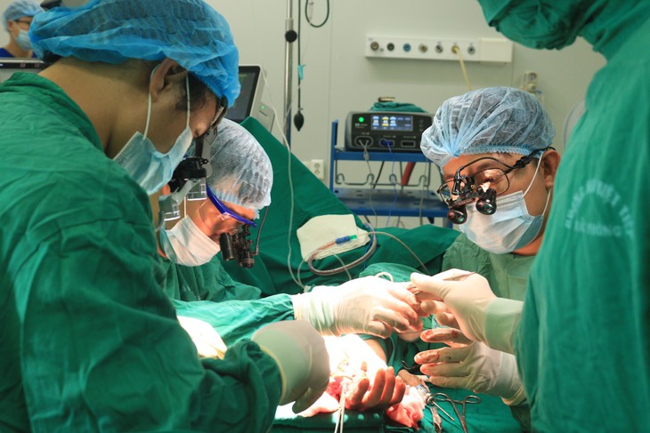 Hải Phòng vi phẫu chuyển ngón chân lên bàn tay thay thế ngón tay cái bị cụt - Ảnh 1. Hải Phòng vi phẫu chuyển ngón chân lên bàn tay thay thế ngón tay cái bị cụt - Ảnh 1.
