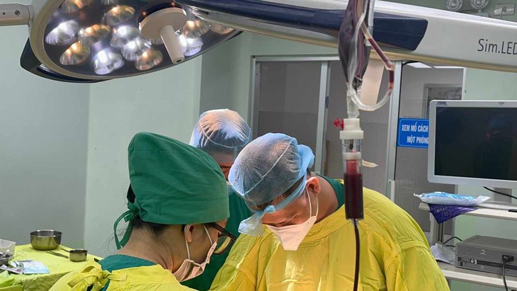 3 giờ căng thẳng cứu bệnh nhân có vết thương tim nguy kịch- Ảnh 1.