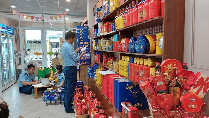 TPHCM: Thu giữ hàng trăm kg bánh kẹo không rõ nguồn gốc- Ảnh 1. TPHCM: Thu giữ hàng trăm kg bánh kẹo không rõ nguồn gốc- Ảnh 1.