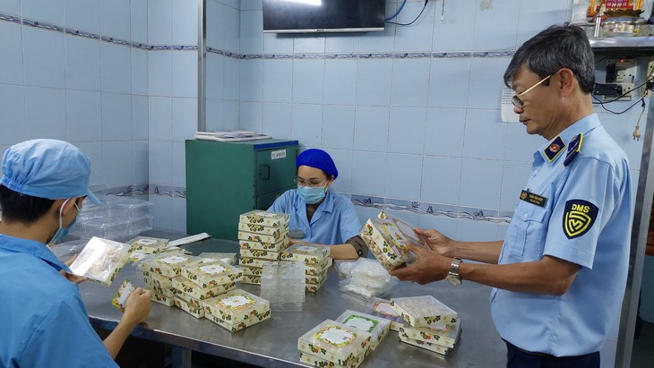 TPHCM: Thu giữ hàng trăm kg bánh kẹo không rõ nguồn gốc- Ảnh 2. TPHCM: Thu giữ hàng trăm kg bánh kẹo không rõ nguồn gốc- Ảnh 2.