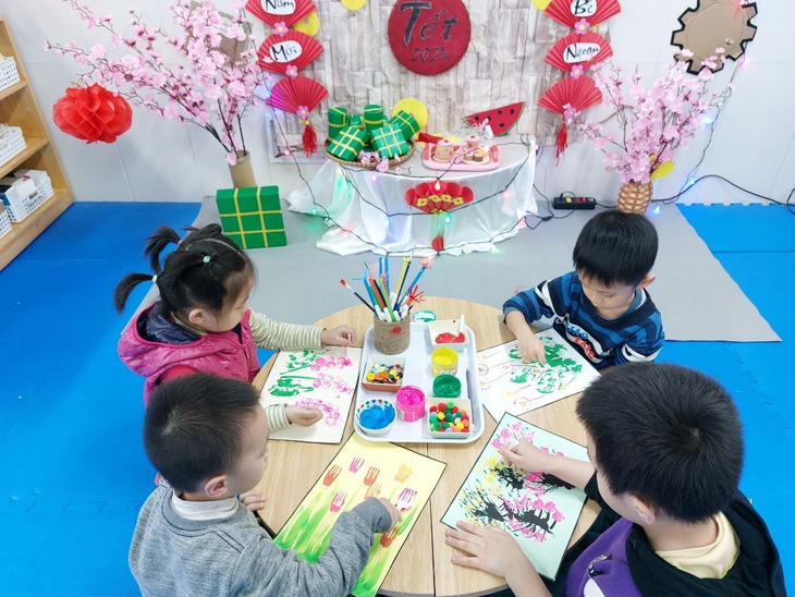 Nhiều trường vẫn mở cửa đón học sinh dù Hà Nội rét dưới 10 độ C- Ảnh 1.