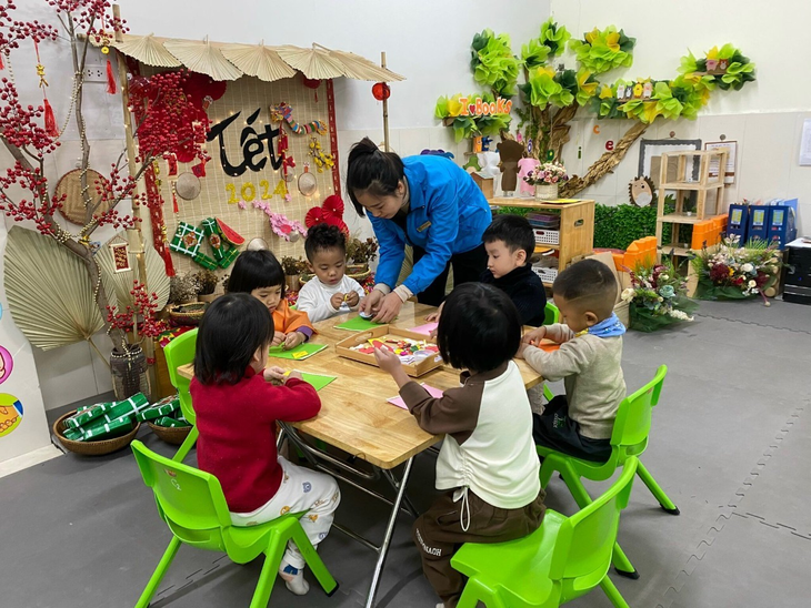 Nhiều trường vẫn mở cửa đón học sinh dù Hà Nội rét dưới 10 độ C- Ảnh 2.
