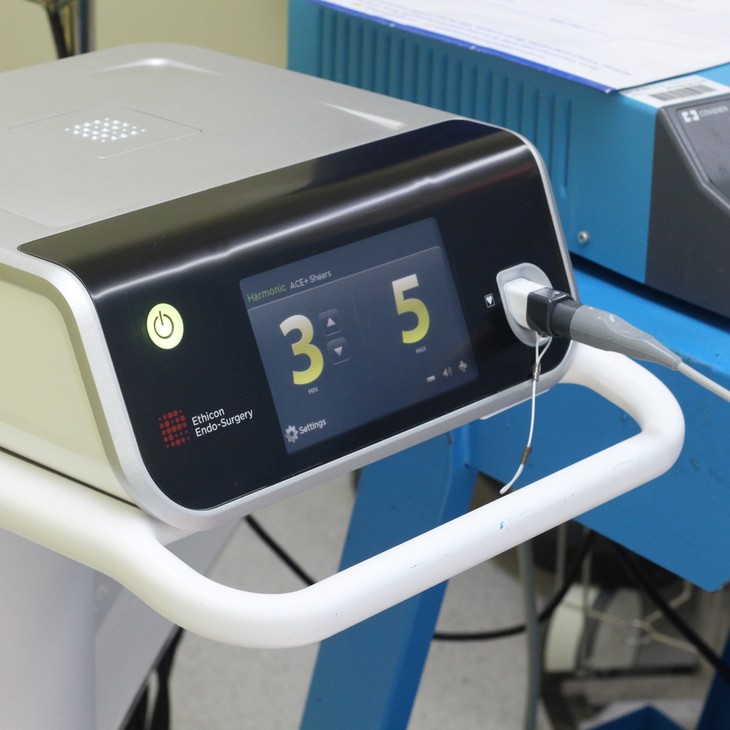 Tiên phong ứng dụng thế hệ dao Ultrasonic surgical scalpel trong phẫu thuật nâng ngực- Ảnh 2.