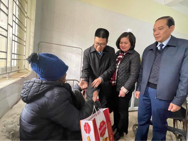 Tết ấm nghĩa tình ở nơi người bệnh không con cháu, thầy thuốc là người thân duy nhất- Ảnh 1.