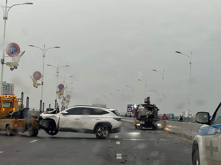 Ô tô biến dạng, văng xa 20 mét sau tai nạn trên cầu Vĩnh Tuy- Ảnh 1. Ô tô biến dạng, văng xa 20 mét sau tai nạn trên cầu Vĩnh Tuy- Ảnh 1.