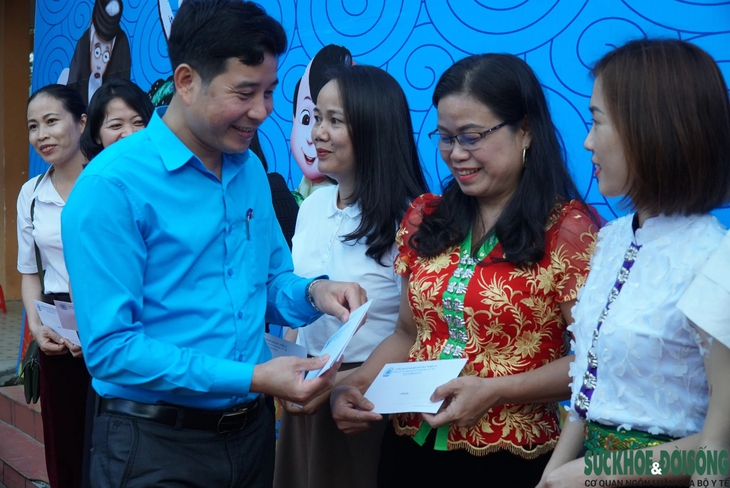 Nỗi buồn của những 'người lái đò': Nhiều giáo viên không có thưởng Tết- Ảnh 2. Nỗi buồn của những 'người lái đò': Nhiều giáo viên không có thưởng Tết- Ảnh 2.