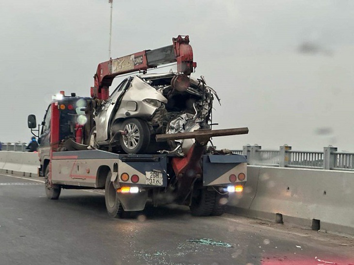 Ô tô biến dạng, văng xa 20 mét sau tai nạn trên cầu Vĩnh Tuy- Ảnh 2. Ô tô biến dạng, văng xa 20 mét sau tai nạn trên cầu Vĩnh Tuy- Ảnh 2.