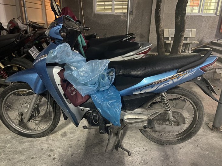 Gã đàn ông đi xe Wave chuyên xin tiền ở Hà Nội là ai?- Ảnh 2.