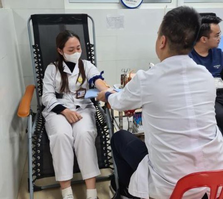 5 cán bộ y tế hiến máu cứu sống sản phụ nguy kịch- Ảnh 1.