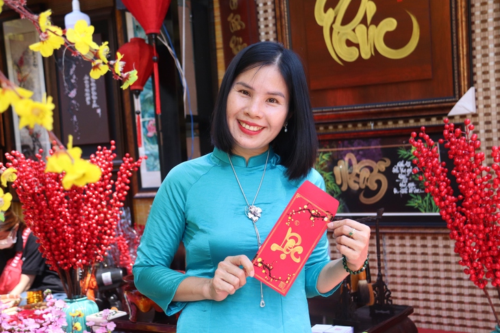 TPHCM: Đường mai vàng, Phố ông đồ rực rỡ, thu hút giới trẻ xin chữ, 'check-in'- Ảnh 9.
