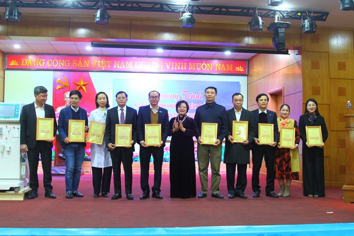 Hội Bảo trợ bệnh nhân nghèo Quảng Bình mang món quà ý nghĩa đến với bệnh nhân chạy thận- Ảnh 2.