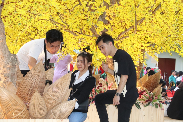 TPHCM: Đường mai vàng, Phố ông đồ rực rỡ, thu hút giới trẻ xin chữ, 'check-in'- Ảnh 15.