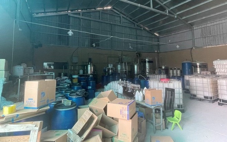 Khởi tố 6 đối tượng sản xuất nước giặt giả quy mô lớn