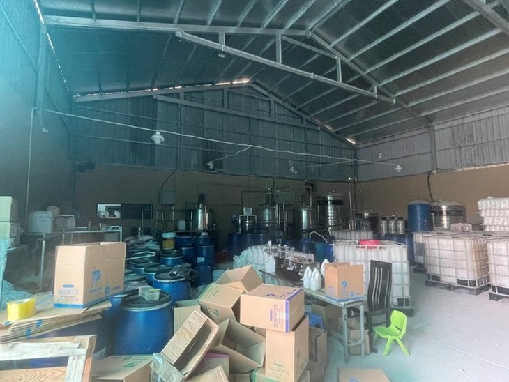 Khởi tố 6 đối tượng sản xuất nước giặt giả quy mô lớn- Ảnh 3. Khởi tố 6 đối tượng sản xuất nước giặt giả quy mô lớn- Ảnh 3.