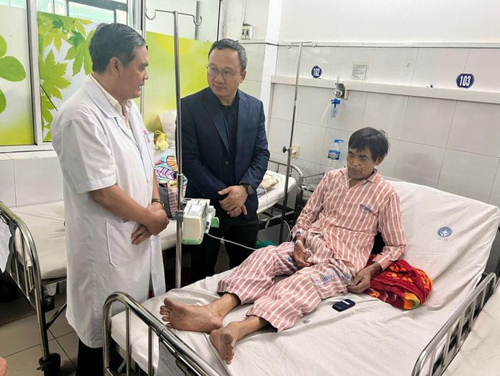 Tập trung cứu chữa, chuyển tuyến kịp thời nạn nhân vụ xe khách lao xuống vực trên cao tốc La Sơn - Hòa Liên- Ảnh 1. Tập trung cứu chữa, chuyển tuyến kịp thời nạn nhân vụ xe khách lao xuống vực trên cao tốc La Sơn - Hòa Liên- Ảnh 1.