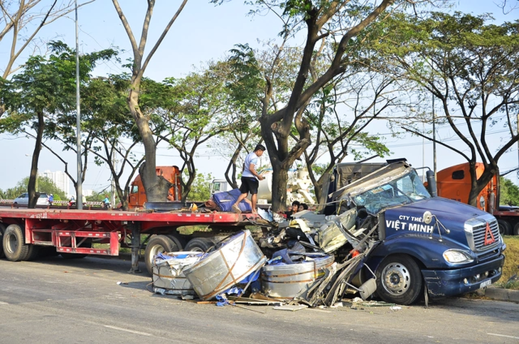 Xử lý như thế nào khi những cuộn thép khổng lồ rơi xuống đường gây tai nạn?- Ảnh 4. Xử lý như thế nào khi những cuộn thép khổng lồ rơi xuống đường gây tai nạn?- Ảnh 4.