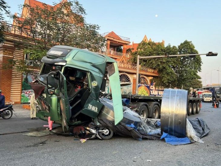 Xử lý như thế nào khi những cuộn thép khổng lồ rơi xuống đường gây tai nạn?- Ảnh 2. Xử lý như thế nào khi những cuộn thép khổng lồ rơi xuống đường gây tai nạn?- Ảnh 2.