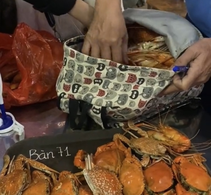 Đi ăn buffet, người phụ nữ lén đút 10 kg hải sản vào balo mang về- Ảnh 2. Đi ăn buffet, người phụ nữ lén đút 10 kg hải sản vào balo mang về- Ảnh 2.