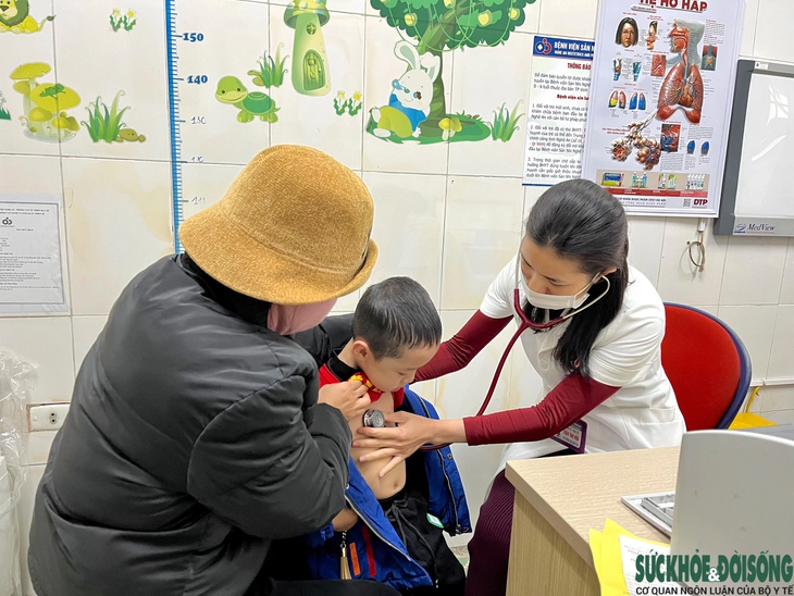 Bệnh viện căng mình đón người già, trẻ nhỏ trong những ngày rét hại- Ảnh 1.