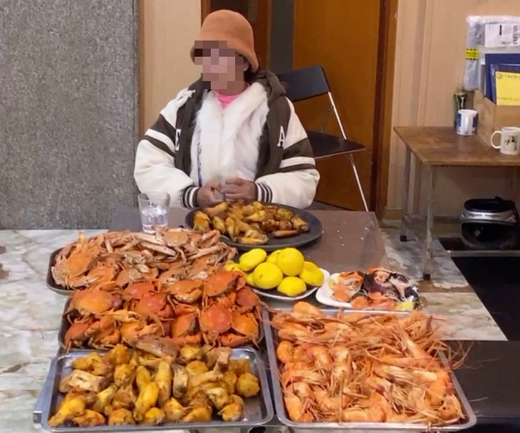 Đi ăn buffet, người phụ nữ lén đút 10 kg hải sản vào balo mang về- Ảnh 1. Đi ăn buffet, người phụ nữ lén đút 10 kg hải sản vào balo mang về- Ảnh 1.