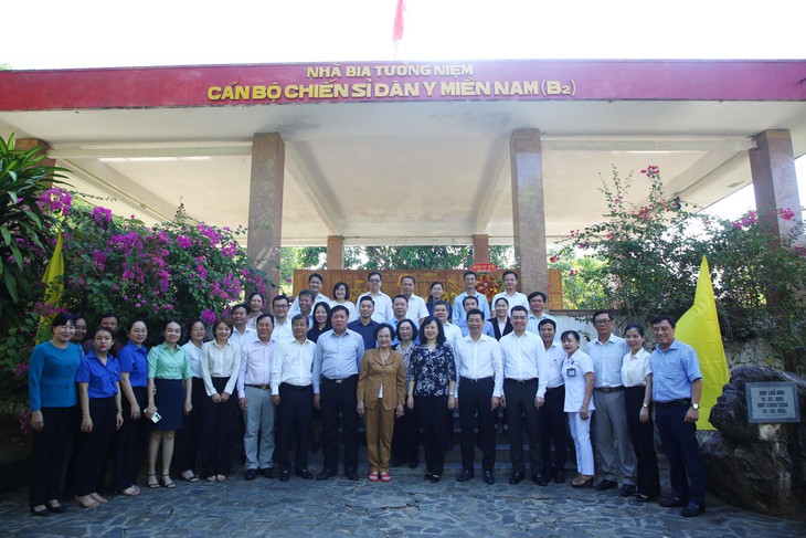 Bộ trưởng Đào Hồng Lan dâng hoa, dâng hương tưởng nhớ các anh hùng liệt sĩ và cán bộ Quân dân y miền Nam- Ảnh 1.