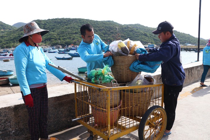 Những người ‘vác tù và hàng tổng’ ở vịnh Vĩnh Hy- Ảnh 2.