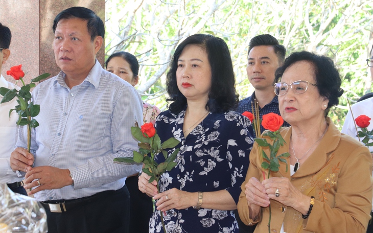Bộ trưởng Đào Hồng Lan dâng hoa, dâng hương tưởng nhớ các anh hùng liệt sĩ và cán bộ Quân dân y miền Nam