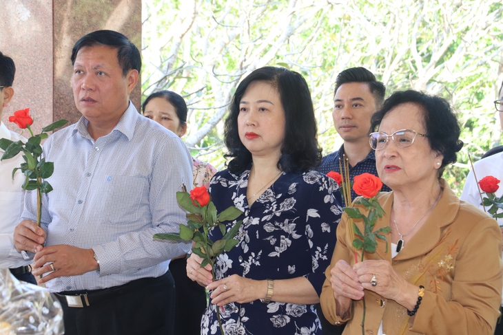 Bộ trưởng Đào Hồng Lan dâng hoa, dâng hương tưởng nhớ các anh hùng liệt sĩ và cán bộ Quân dân y miền Nam- Ảnh 2.