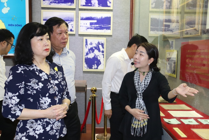 Bộ trưởng Đào Hồng Lan dâng hoa, dâng hương tưởng nhớ các anh hùng liệt sĩ và cán bộ Quân dân y miền Nam- Ảnh 4.