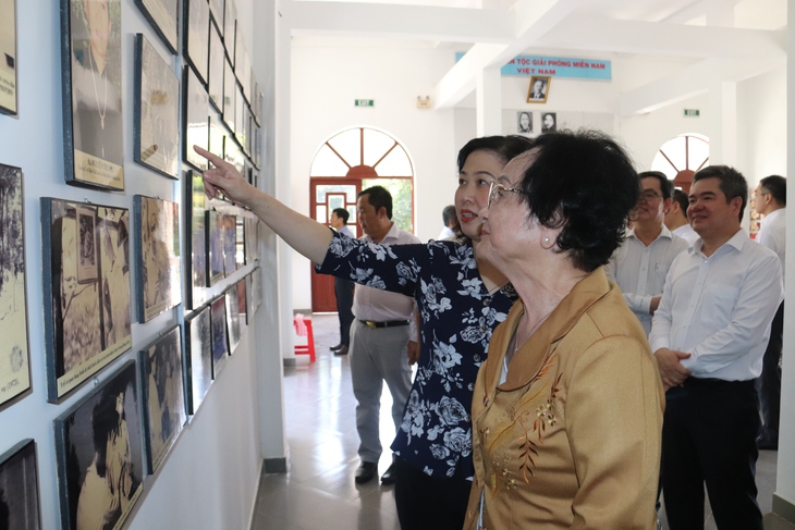 Bộ trưởng Đào Hồng Lan dâng hoa, dâng hương tưởng nhớ các anh hùng liệt sĩ và cán bộ Quân dân y miền Nam- Ảnh 3.