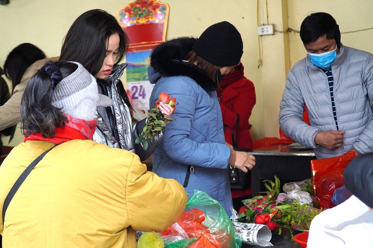 Rét buốt 10 độ C, người Hà Nội vẫn nườm nượp đến Phủ Tây Hồ lễ rằm tháng Chạp - Ảnh 4.