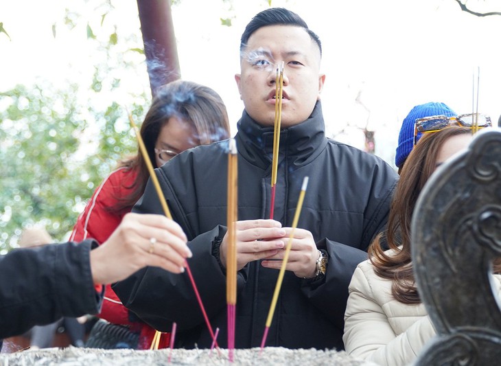 Rét buốt 10 độ C, người Hà Nội vẫn nườm nượp đến Phủ Tây Hồ lễ rằm tháng Chạp - Ảnh 9.