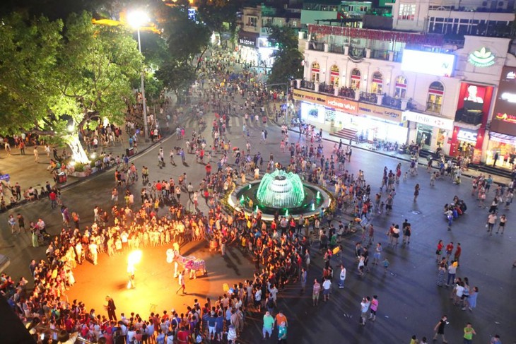 Tạm dừng hoạt động phố đi bộ hồ Hoàn Kiếm trong Tết Nguyên đán- Ảnh 1. Tạm dừng hoạt động phố đi bộ hồ Hoàn Kiếm trong Tết Nguyên đán- Ảnh 1.