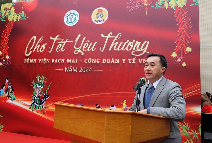 Thứ trưởng Bộ Y tế: 'Chợ Tết yêu thương' có ý rất lớn động viên bệnh nhân phải ở lại điều trị dịp Tết- Ảnh 1.