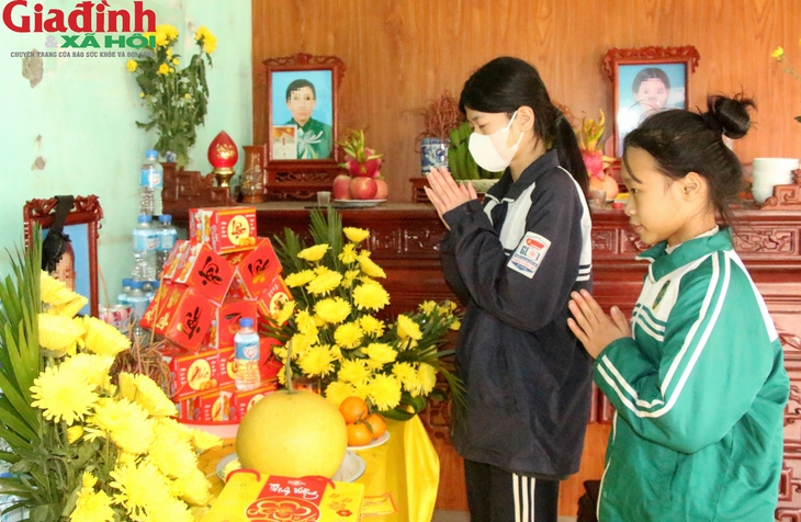 Nỗi đau tột cùng của nữ sinh lớp 11 cùng em gái có bố qua đời vì mắc ung thư, 2 mẹ tử vong do bệnh và tai nạn- Ảnh 1. Nỗi đau tột cùng của nữ sinh lớp 11 cùng em gái có bố qua đời vì mắc ung thư, 2 mẹ tử vong do bệnh và tai nạn- Ảnh 1.