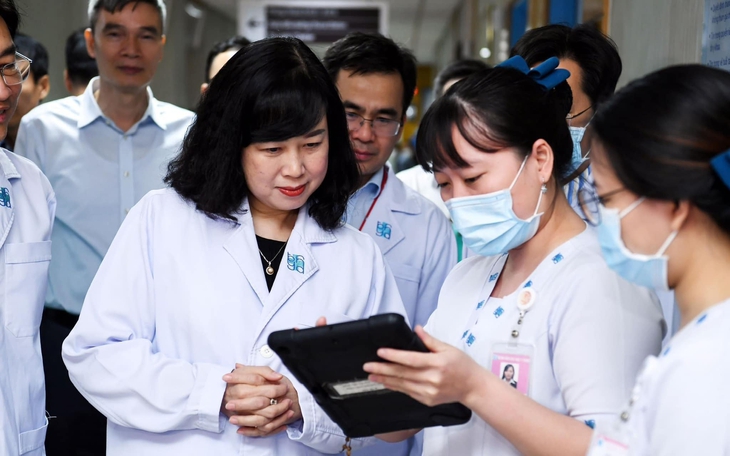 Bộ trưởng Bộ Y tế chúc tết người bệnh, y bác sĩ Bệnh viện Đại học Y Dược TPHCM